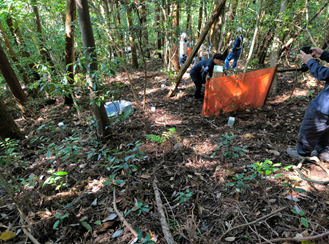 池田准教授, M1岡本くんが北九州市小倉南区の斜面に地震計を設置しました。
