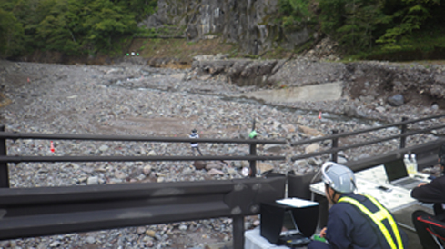 ドローン吊り下げ型電磁探査システムの現場実験